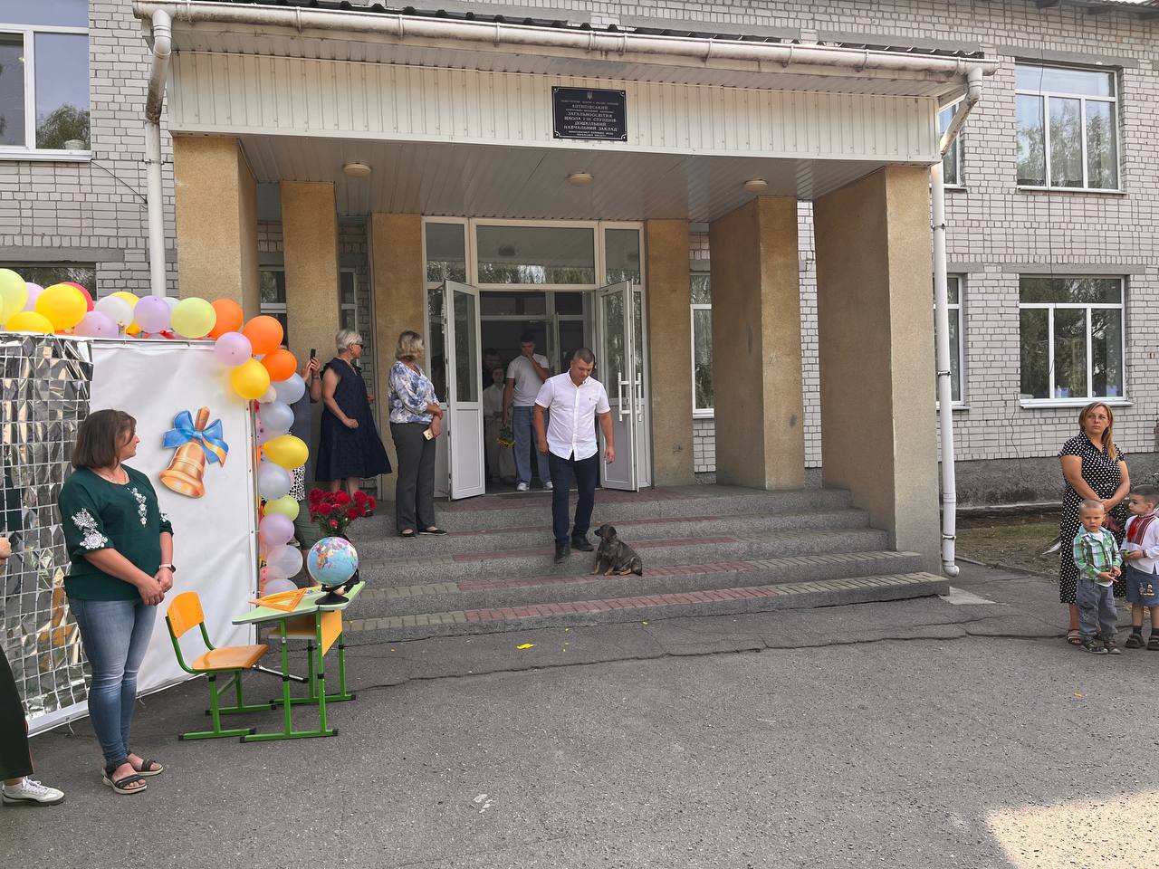 Святкова арка біля входу до гімназії